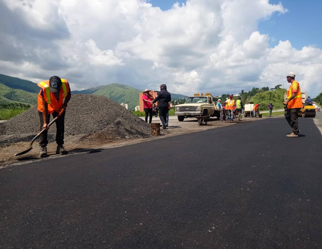 #Infórmate📢| En el Kilómetro 82 de la Autopista Regional del Centro sentido Maracay-Caracas, la empresa estatal Vías de Aragua, realiza la colocación de 60 toneladas de asfalto y escarificación de esta importante arteria vial.

<a href="/Soykarinacarpio/">Karina Carpio</a> 

#Aragua 
#PuebloRompeCensura