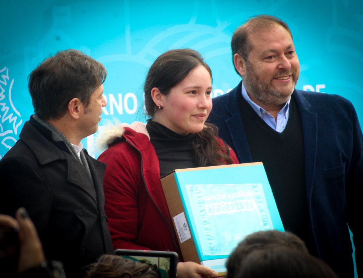 juanjo_castro's tweet photo. Junto a gobernador de la Provincia de Buenos Aires @Kicillofok entregamos 278 notebooks para los pibes y pibas de #SanMiguel. 

La posibilidad de acceder al mundo digital y tener una herramienta tan importante para hacerlo, no es algo que tengan que agradecer. Es parte de su derecho a estudiar y desarrollarse. 

Recuperamos esta política de inclusión y crecimiento, convencidos de que no podemos dejar nuestro futuro en manos de los que quieren que sea para unos pocos.

#DERECHOalFUTURO ➡❤️
