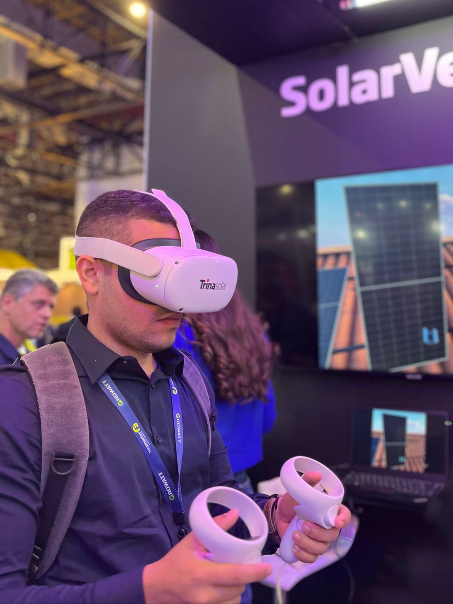 TrinaSolarBR's tweet photo. No estande da Trina Solar no #InterSolarSouthAmerica tem óculos de realidade virtual! Assim, dá para acompanhar de pertinho a instalação dos painéis solares.💡

Se você for participar nos próximos dias, não perca a oportunidade de aprender e acompanhar a instalação. Te esperamos! https://t.co/WQzcPCOdfS