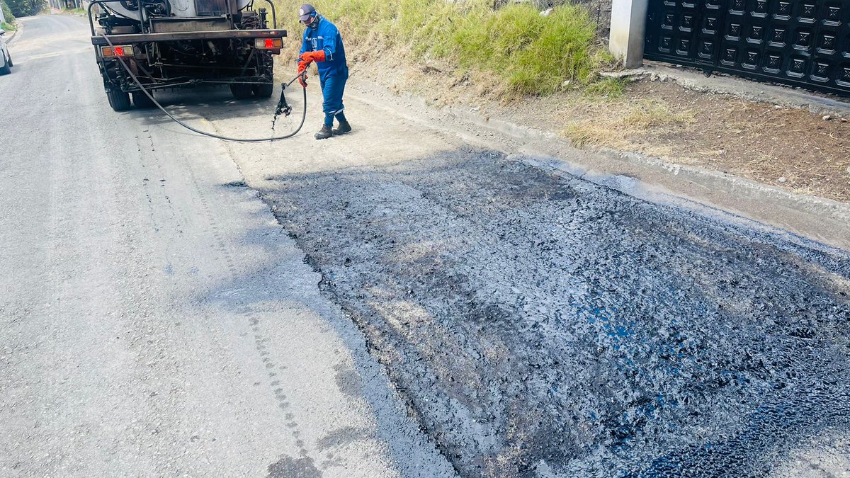 EpAsfaltar's tweet image. Trabajamos en el bacheo de las vías Cojitambo - Pampa Vintimilla y Cojitambo - Corralon, en #Azogues.  🚜🛣️
🤝🏾Junto a @PrefecturaCanar mejoramos la vialidad de la provincia para potenciar la producción, ganadería y turismo de la zona. 
El #EquipoAsfaltar al servicio del Austro.