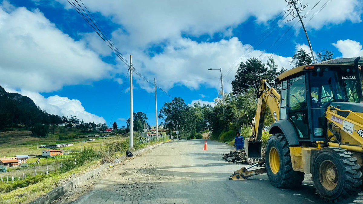 EpAsfaltar's tweet image. Trabajamos en el bacheo de las vías Cojitambo - Pampa Vintimilla y Cojitambo - Corralon, en #Azogues.  🚜🛣️
🤝🏾Junto a @PrefecturaCanar mejoramos la vialidad de la provincia para potenciar la producción, ganadería y turismo de la zona. 
El #EquipoAsfaltar al servicio del Austro.