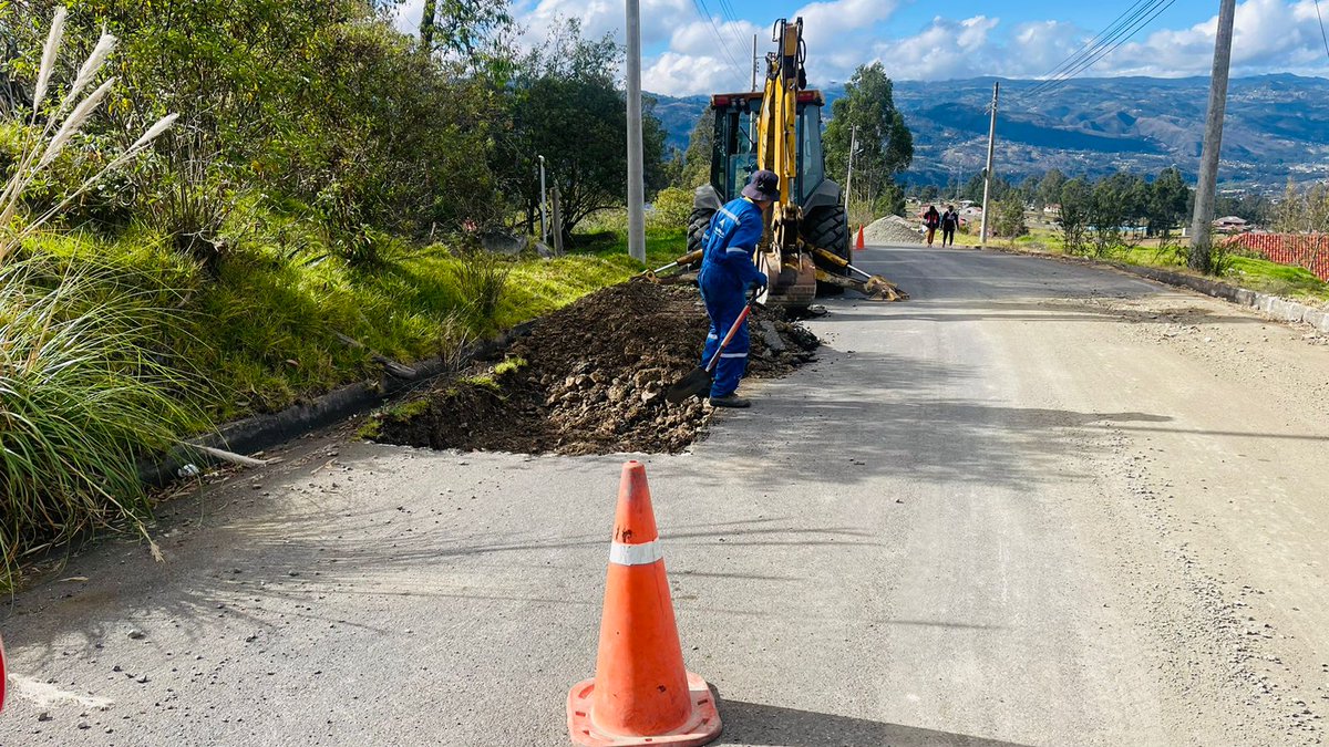 EpAsfaltar's tweet image. Trabajamos en el bacheo de las vías Cojitambo - Pampa Vintimilla y Cojitambo - Corralon, en #Azogues.  🚜🛣️
🤝🏾Junto a @PrefecturaCanar mejoramos la vialidad de la provincia para potenciar la producción, ganadería y turismo de la zona. 
El #EquipoAsfaltar al servicio del Austro.