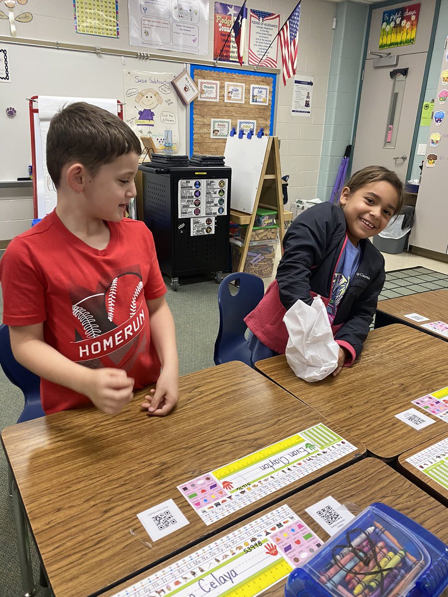 WISD_KLarson's tweet photo. Learning all about the texture of matter with mystery bags! @WillisSchools @WISDTurner  #FabulousFirsties https://t.co/LDyVyV2MKV