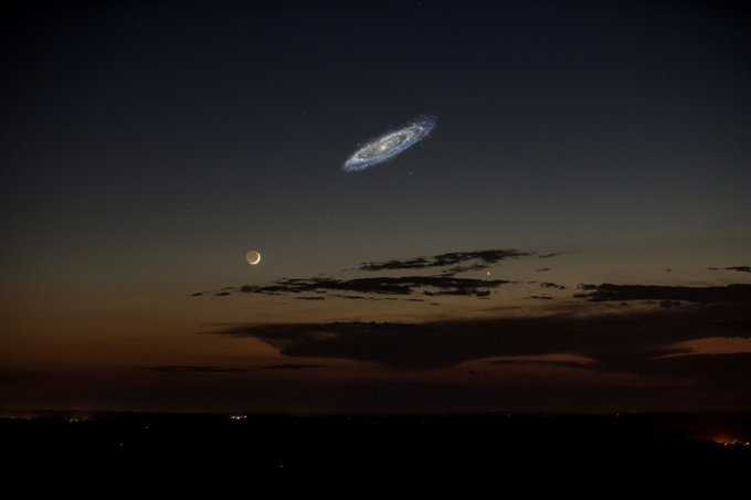 Andromeda Galaksisi çıplak gözle görülebilecek kadar parlak olsaydı dolunaydan altı kat daha büyük görünürdü.