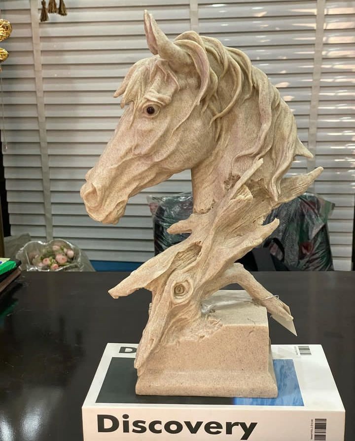 _Sanity001's tweet photo. Carved horse head 🤓
For center table, office table and many more 🤭✅Grab and enjoy luxury 😋
#viralvideo #BBNaijaAllStars #TOTO #bubagirl #xweek #ChristineNampeera #Esther #EfeMoney @AjeboDanny https://t.co/PXfz1DcrvU