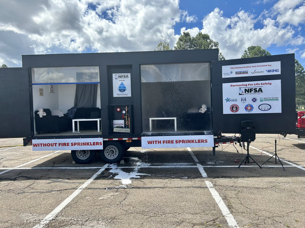 NFSAorg's tweet photo. Proud to demo another successful side-by- side burn! Check out the #fastestwater difference! Thank you #NeeMexicoFireMarshalsAssociation! #PartnersinProgress https://t.co/Y3JMZT9Ogi