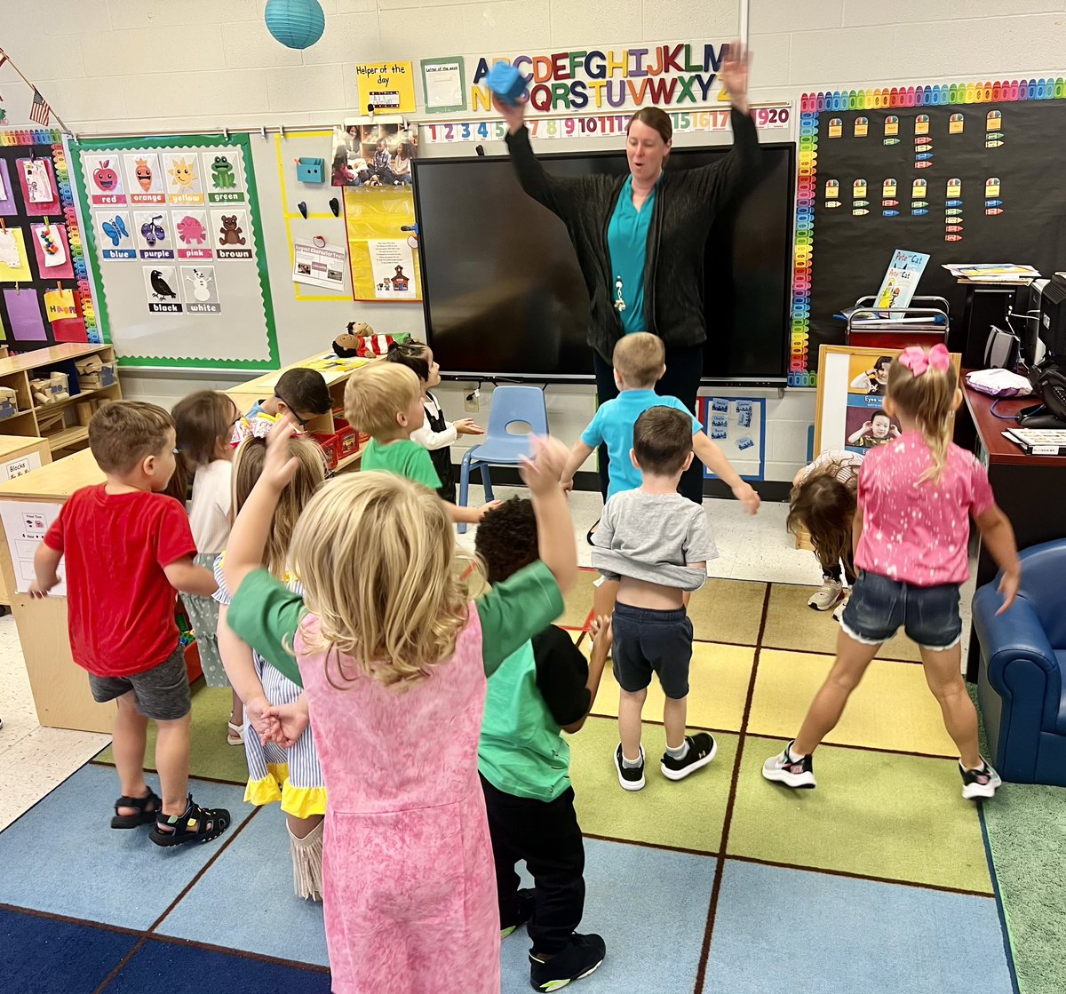 CarlenaSheeran's tweet photo. Today was a #TerrificTuesday in the #HCSPreschool classrooms of Lori Allen & Jennifer Arnold @RineyvilleE! ❤️🖤 Our #LittleRockets are loving school! 🚀 #HCSBetterTogether #HCSPreschool #PreKBackToSchool https://t.co/ieXMJxIamd