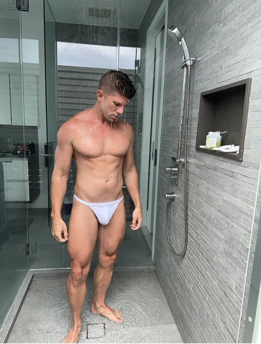 I love outdoor showers, I need to find some new ones https://t.co/ogDgizo39s