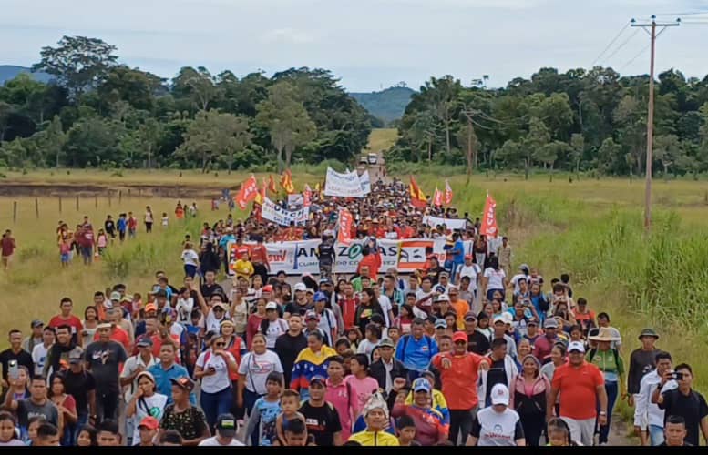 Amazonas 🚩

Aquí les dejamos más imágenes de la extraordinaria marcha de los Pueblos Indígenas en respaldo al presidente <a href="/NicolasMaduro/">Nicolás Maduro</a> en la parroquia #Platanillal, municipio Atures.

<a href="/dcabellor/">Diosdado Cabello R</a> 
#PsuvEnLaCalle