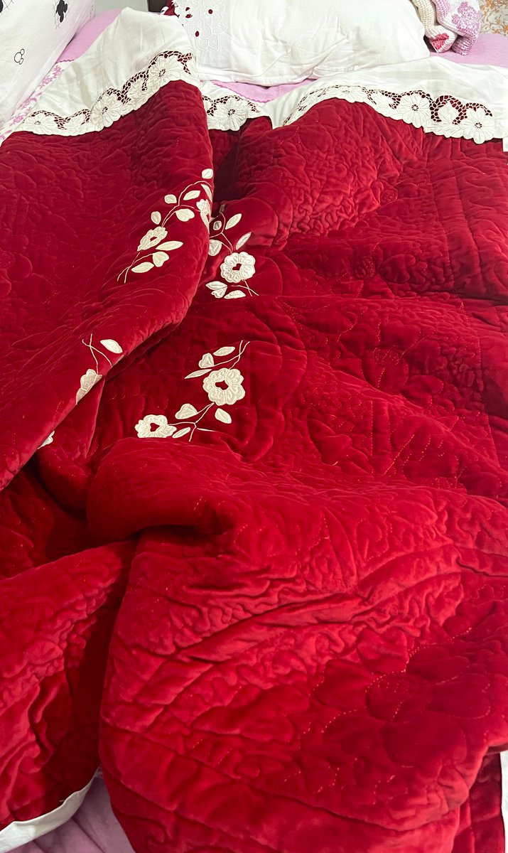 Hanımla babanneme geldik acer gelini al basar deyip kırmızı yorgan getirdi bizimkine