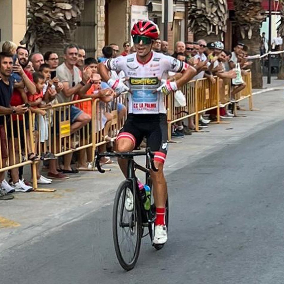 CCLaPalmaCT's tweet photo. 🌞 #GiraVeraniega

🔥Buen calentón esta tarde en el Trofeo Fiestas de Turís (Valencia) en un circuito atractivo y exigente.

🥇Triunfo incontestable de @victorrcastear, con @ArinoGonzalo (3º) y @villaverde_joel (4º) completando la exhibición grupal.

🔜 Mañana, Volta al Montsià. https://t.co/qfHkehWoq5