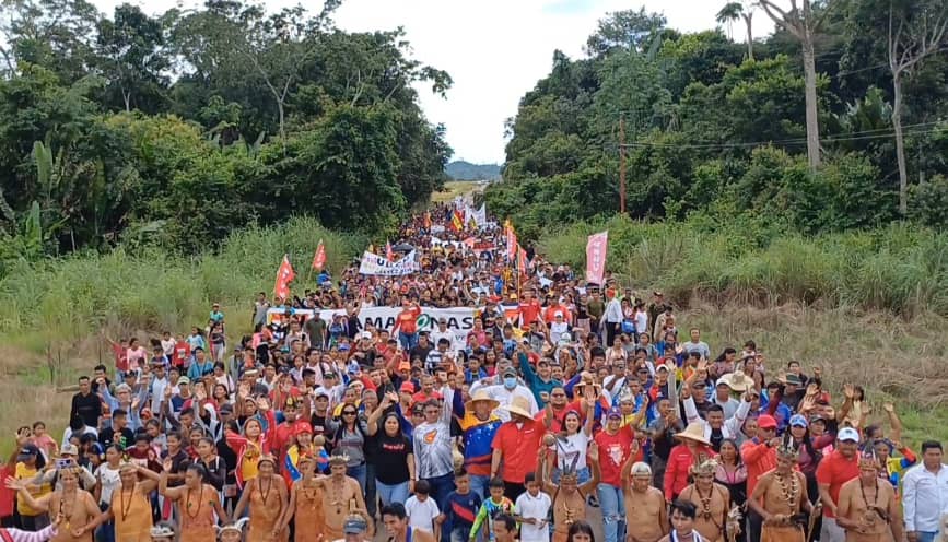NicolasMaduro's tweet photo. ¡Las 47 comunidades indígenas del municipio Autónomo Atures del estado Amazonas, se volcaron a las calles en defensa de la Patria! La sabiduría ancestral y originaria, ha estado y estará firme y en combate para la construcción del futuro. ¡Cuenten conmigo siempre! https://t.co/6SjMewUsnt
