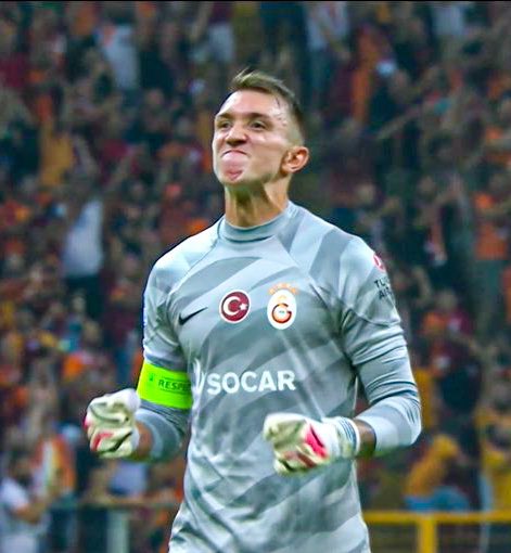 Grande_1905's tweet photo. Bu tweet, Türkiye ligine ayak basmış en iyi kaleci olan Fernando Muslera'ya saygı tweet'idir. 👏 https://t.co/Sc5ORios1a
