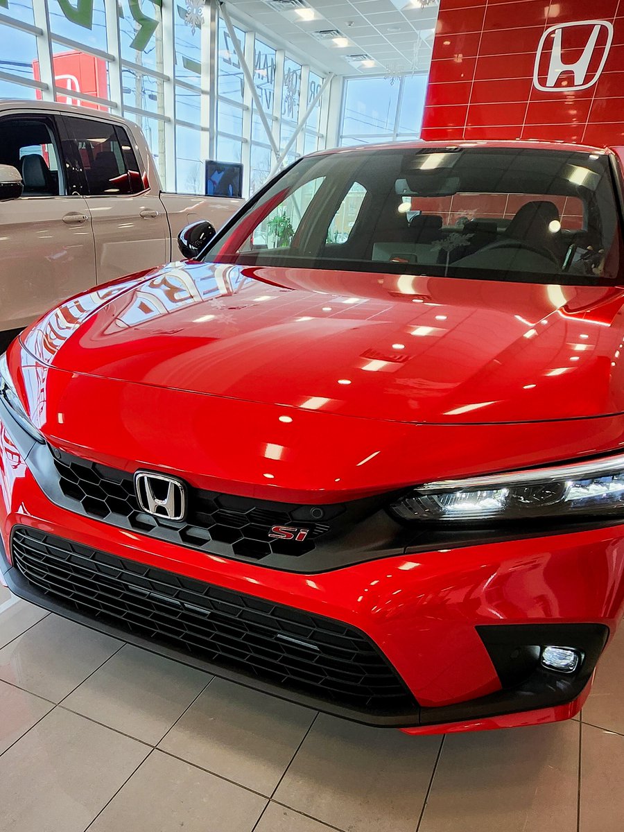 EncoreHonda's tweet photo. Voici la Civic SI, dans sa robe rouge éclatant.❤️ 

Mais cette voiture ne se contente pas de faire tourner les têtes. Elle est dotée d'une multitude d'options haut de gamme qui la distinguent des autres modèles Civic. 

Avec son moteur puissant, son système de suspension sport... https://t.co/PS5ntV8h1x