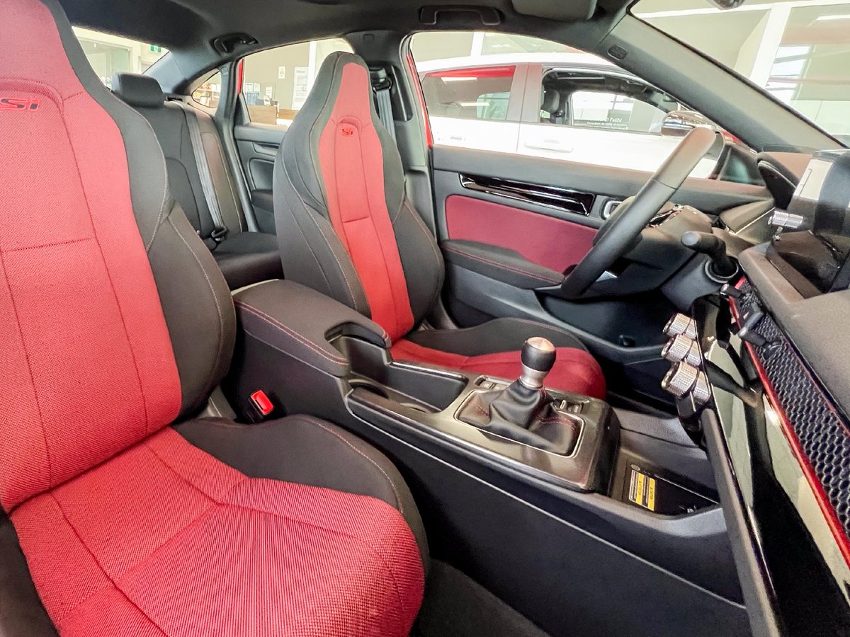 EncoreHonda's tweet photo. Voici la Civic SI, dans sa robe rouge éclatant.❤️ 

Mais cette voiture ne se contente pas de faire tourner les têtes. Elle est dotée d'une multitude d'options haut de gamme qui la distinguent des autres modèles Civic. 

Avec son moteur puissant, son système de suspension sport... https://t.co/PS5ntV8h1x