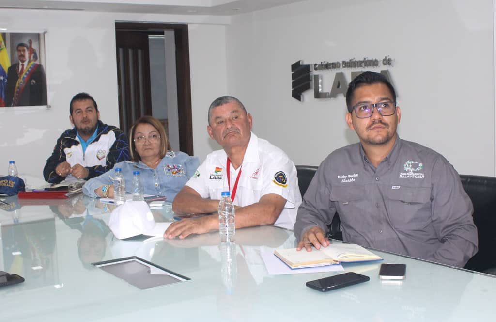 AdolfoP_Oficial's tweet photo. #29Ago Sostuve una importante reunión con los Alcaldes Bolivarianos del estado Lara, junto a Guy Vernáez, Director del Fondo de Compensación Interterritorial. Evaluamos el sistema Sinco para el seguimiento de los proyectos cargados por las organizaciones de base del Poder Popular https://t.co/cWvyr1W9ZG