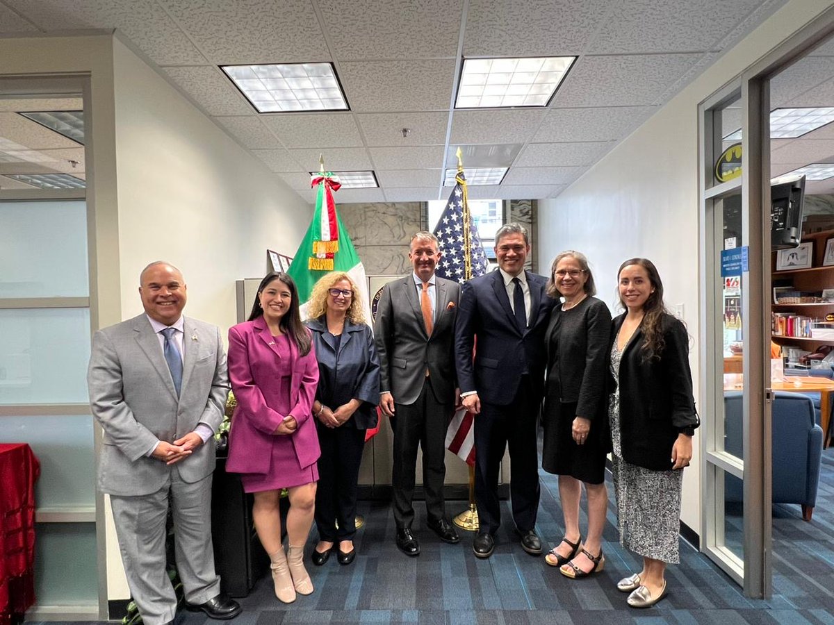 Thrilled to be in Mexico City with fellow <a href="/UTAustin/">UT Austin</a> leaders for #FILUNI2023! Great meeting with members of the U.S. Embassy before our UT healthcare panel with <a href="/davidavdb/">David Vanden Bout</a> <a href="/LucchinettiMD/">Claudia Lucchinetti, M.D.</a> <a href="/s_poloyac_sr/">Samuel Poloyac, PharmD, PhD</a> and <a href="/rtbonnecaze/">Roger Bonnecaze</a>