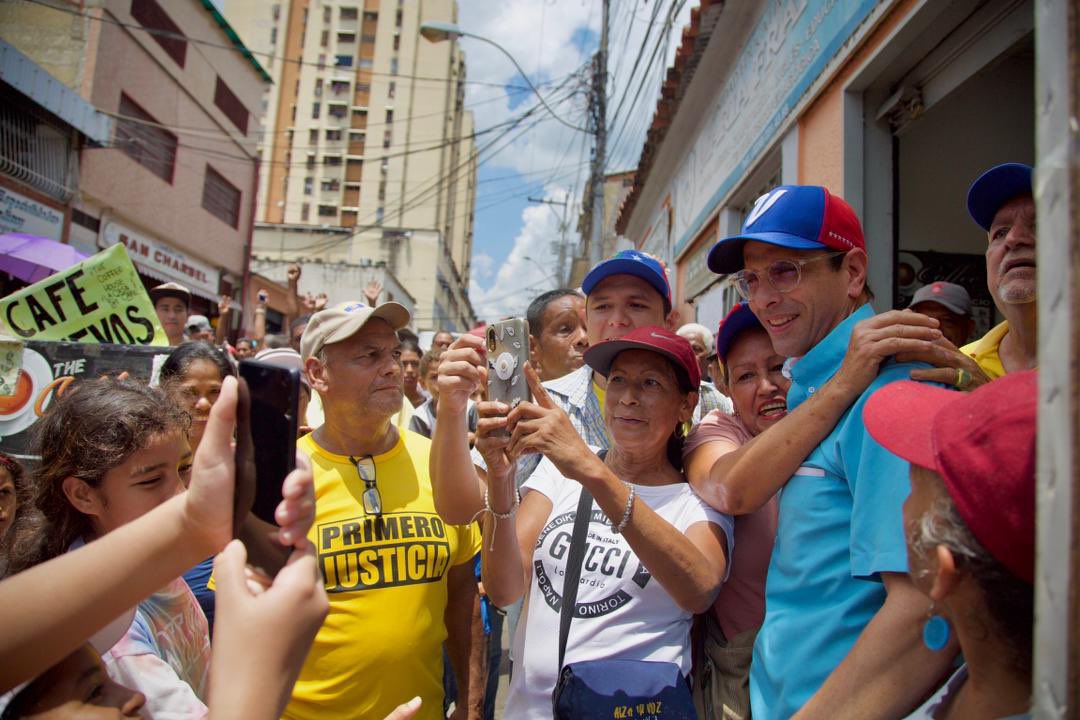 hcapriles's tweet photo. UNIÓN, unirnos todos los que queremos una vida y un país mejor. Hoy me vine a caminar por las calles de Santa Teresa del Tuy, al encuentro con nuestro amado y siempre recordado Pueblo de Miranda.

“La Venezuela del encuentro” nos convoca a la unidad, organización y movilización de todos los que quieren cambio. Comunidad por comunidad impulsemos el cambio con el voto.

¡VAMOS A ECHAR PA’LANTE!