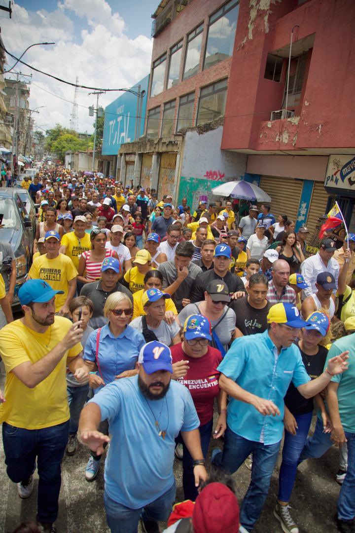 hcapriles's tweet photo. UNIÓN, unirnos todos los que queremos una vida y un país mejor. Hoy me vine a caminar por las calles de Santa Teresa del Tuy, al encuentro con nuestro amado y siempre recordado Pueblo de Miranda.

“La Venezuela del encuentro” nos convoca a la unidad, organización y movilización de todos los que quieren cambio. Comunidad por comunidad impulsemos el cambio con el voto.

¡VAMOS A ECHAR PA’LANTE!