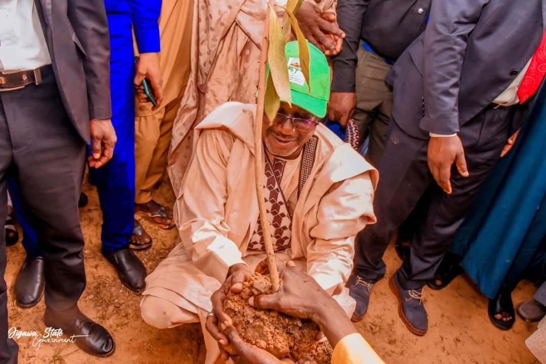 uanamadi's tweet photo. 1/4: Earlier today, I launched this year's tree planting campaign and distribution of aquatic weed working materials today at Unity Secondary School Ringim and Ringim LG Secretariat. Our commitment to a greener future and sustainable practices remains strong. #TreePlanting https://t.co/XtvrW3KYB5