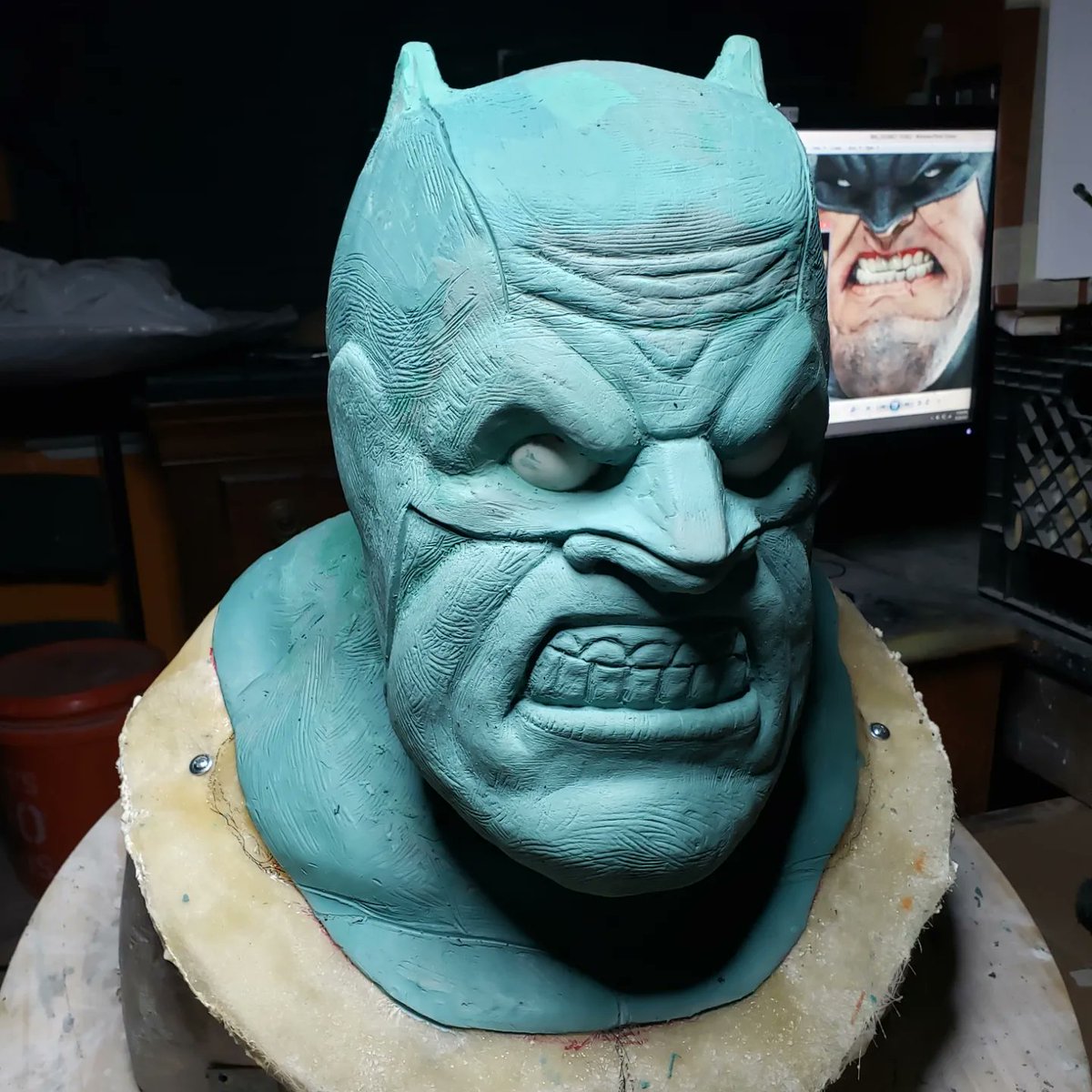 karrver's tweet image. Next project! The Dark Knight! Two sessions in starting to feel myself on this one. Don't judge the teeth lol plan on sculpting them separately. Still lots of cleaning up and detailing ahead.
#batman #cosplay #monstermaker