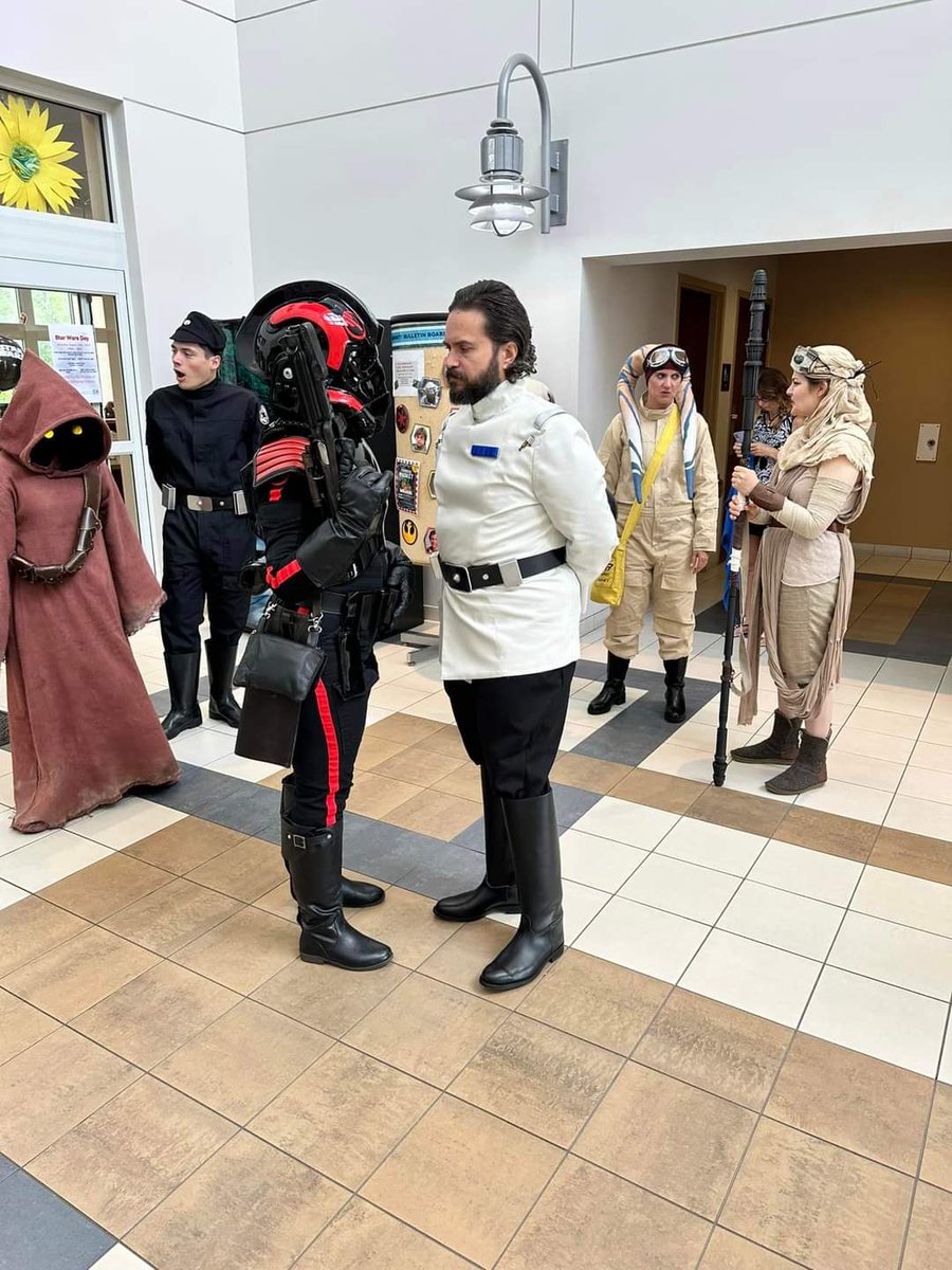 MakazeSquad's tweet photo. Star Wars Day at the library!
#starwars #501stlegion #BadGuysDoingGood #rebellegion #FloridaGarrison #makazesquad #costume #cosplay #r2builders https://t.co/BsKueE5neS