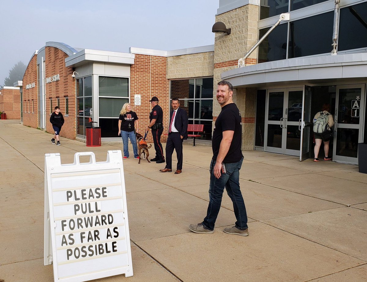 What a great crew to welcome students <a href="/BellefonteAMS/">Bellefonte Area MS</a>! ⭐ And yes, please pull forward as far as possible to make space for others. 👍🏻