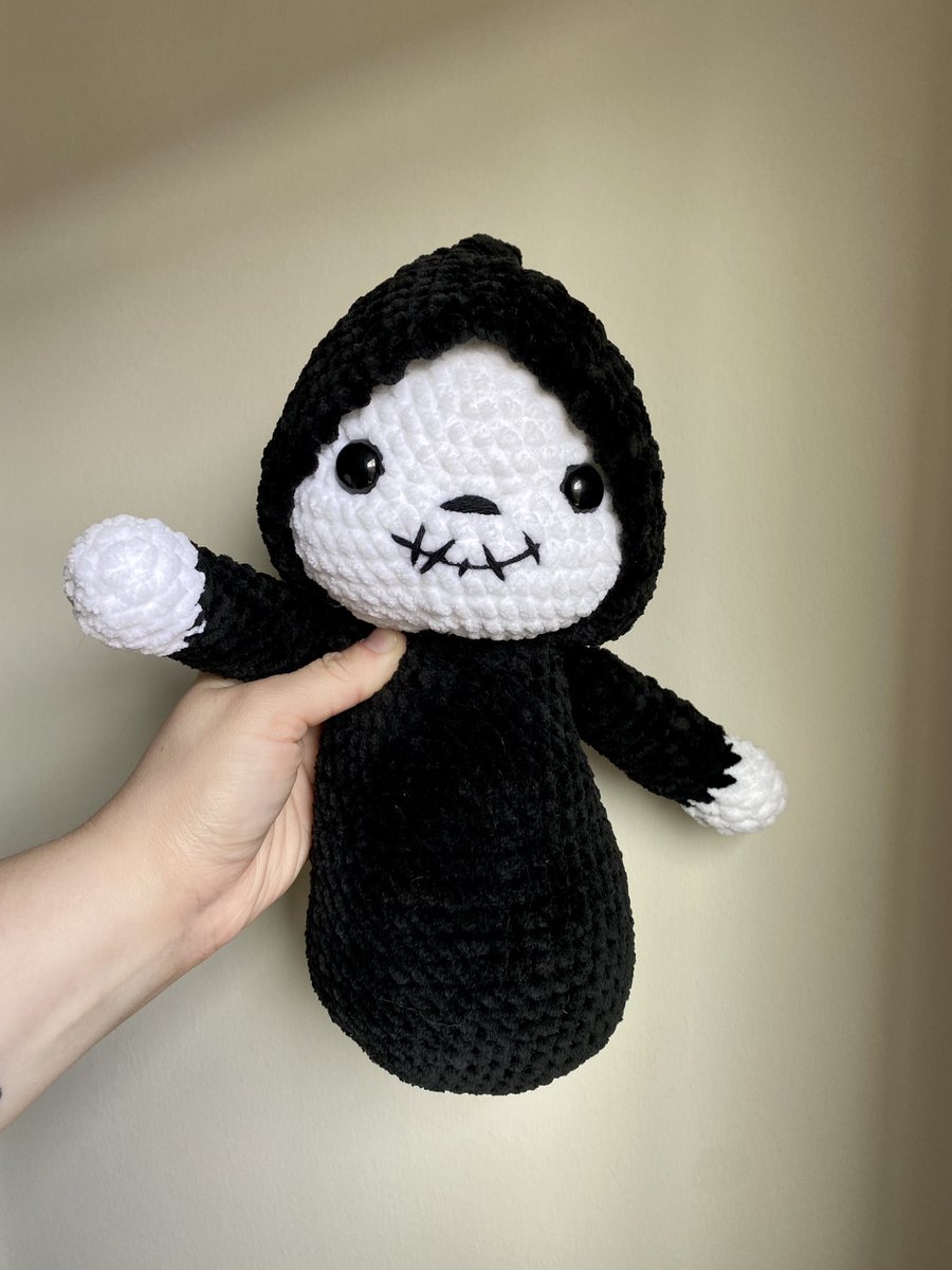 These two cuties are still waiting for their homes 🥰👻

Spooky friends for spooky season