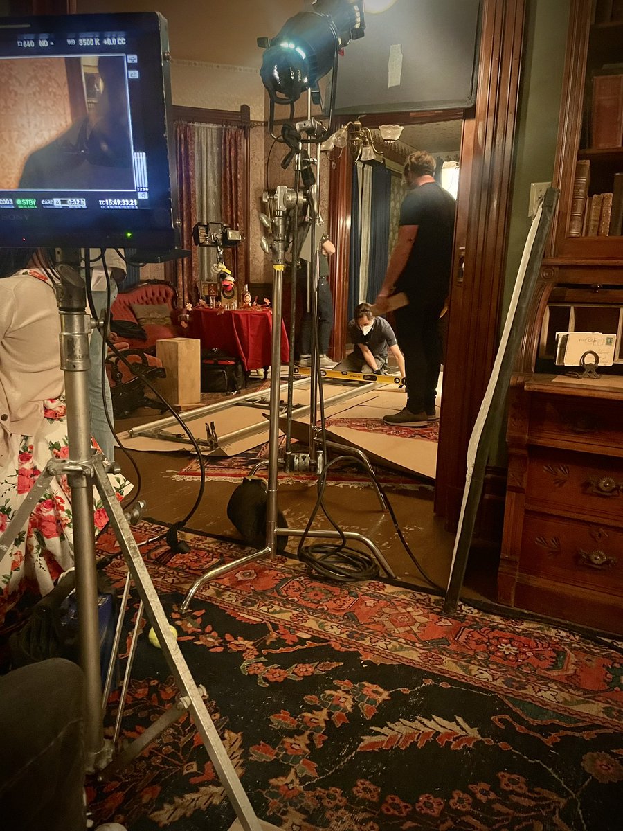 It’s been a whole year of #HeadlessSeries and the magic of it is just as palpable! I still can’t explain how much this show and the experience have meant to me, but I will be celebrating by rewatching with a mug of tea and many candles for the vibes ✨

youtu.be/C_tmp9sUS3A?si…