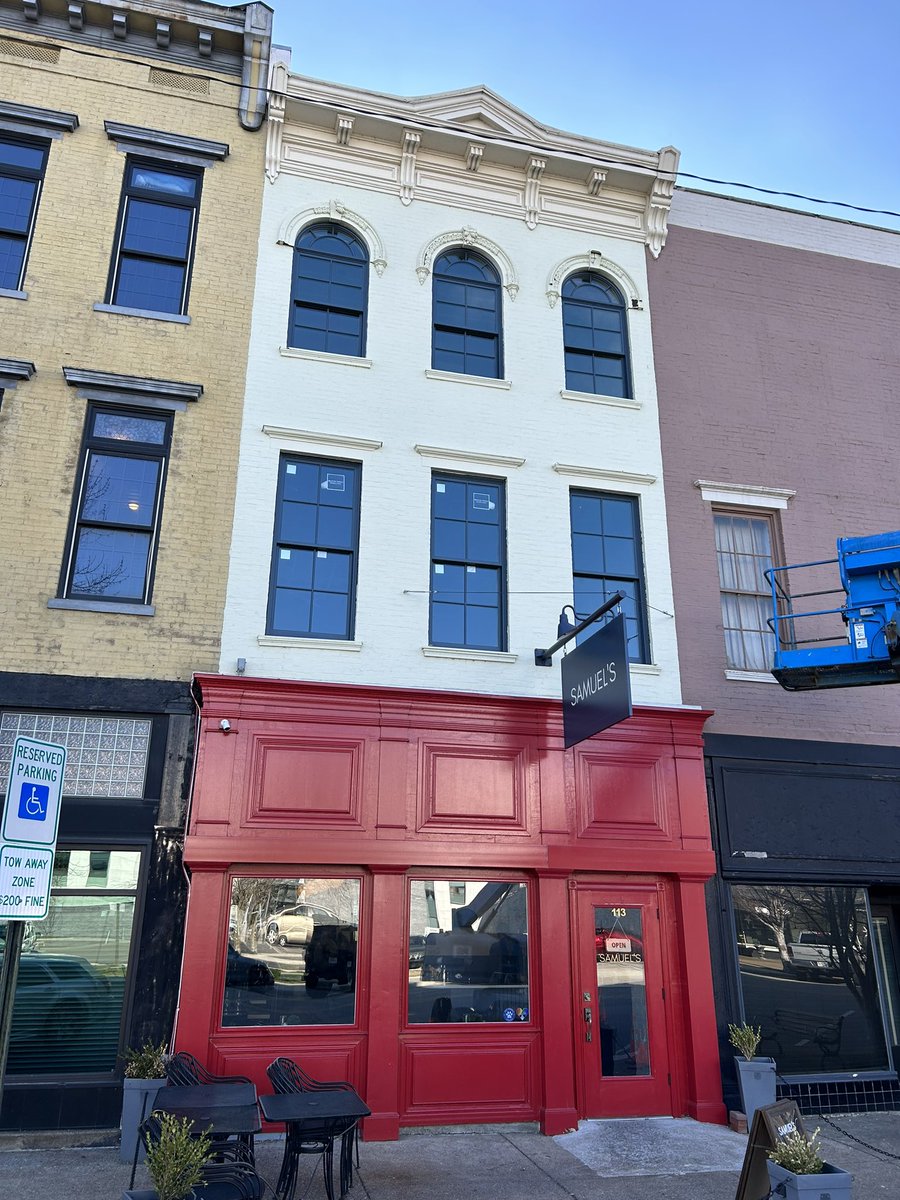 kfulton84's tweet image. It’s amazing what some paint and new windows will do for a historic building.  

Now home to @eatatsamuels 

#downtownevansville #historicrenovation #creatingdestinations #downtownrestaurant 
#eatatsamuels