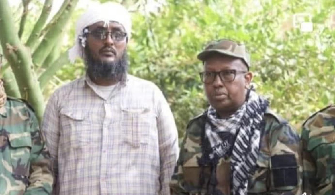 MAWareSO's tweet photo. Minister @AhmedMoFiqi you should not stand next to this monster. He is not your blood. He would have killed you if he had gotten the chance. As he has killed many prominent figures in Mudug. He’s an unrepentant killer. He should face Justice! #NoApologismForShabaab. https://t.co/NMNMlpJKdn