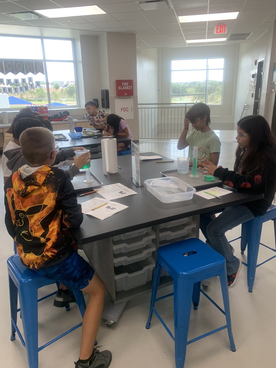 EmilyLoftin4's tweet photo. Hands-on 5th grade science lab stations in action! @Carly41595 @comalcreekes @WoodsComal #todayatcces #todayincomal https://t.co/6TzEXATo1L