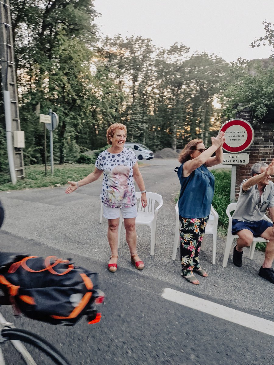 Les encouragements, parfois jusqu'à 3h du mat', donnent les larmes aux yeux. Nous ne sommes rien que des amateurs, et pourtant certains ont pris leur journée pour venir nous saluer, en haut d'une cote, sous un arbre. A voir, les sublimes clichés de <a href="/pierremorel/">Pierre Morel</a> au bord des routes