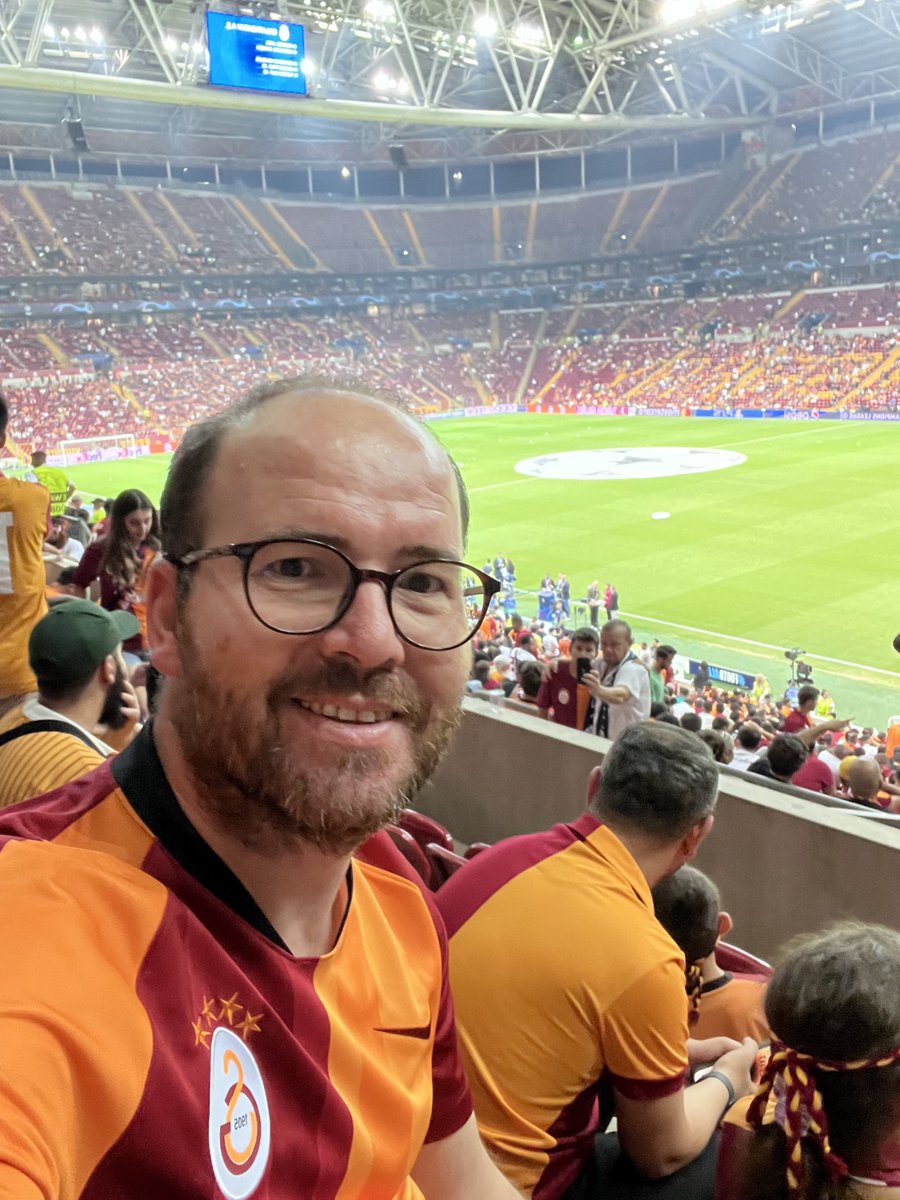 emreirk's tweet photo. Evet Şanslıydık iki maçta da zor anlar yaşadık fakat sonuçta turu geçtik ve asıl yerimiz olan Avrupa’nın en zirvesindeki Şampiyonlar Ligindeyiz. Oyun gelişecektir. Şampiyonlar Liginin tadını çıkarma zamanı tebrikler Galatasaray #GSvsMOL 
#Galatasaray https://t.co/1dkxAvF0um