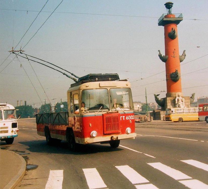PicturesUssr's tweet photo. Trolleytruck KTG-2 on Pushkinskaya Square, Leningrad, 1988 https://t.co/6keYWwb5I3