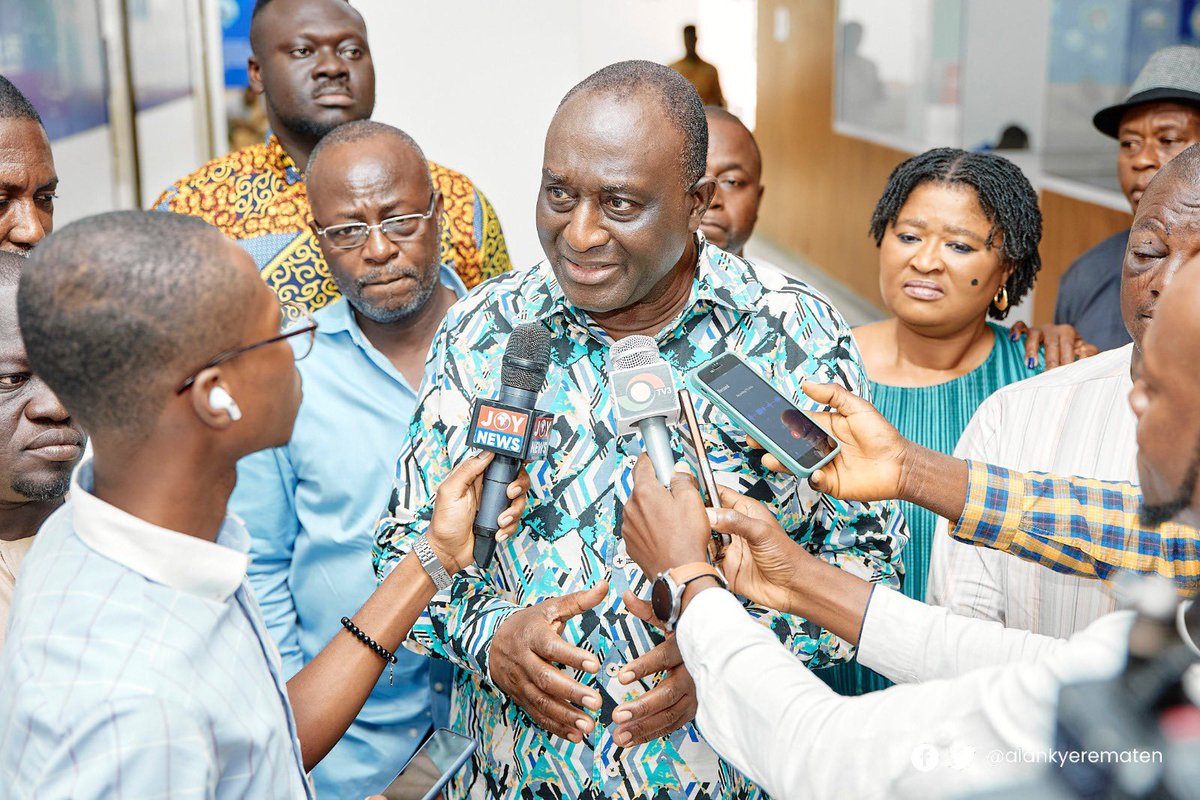 thealannews's tweet photo. @AlanKyerematen visited North-East regional Campaign Coordinator, Mr. Ali Zakaria, at the Dr. Agarwal Eye Hospital in Accra. Mr. Zakaria was assaulted and manhandled in the North-East region during the just ended Super Delegates Conference.
#Thealannews 
#iChooseAlan 
#AlanForAll https://t.co/iMDa8DGwmS