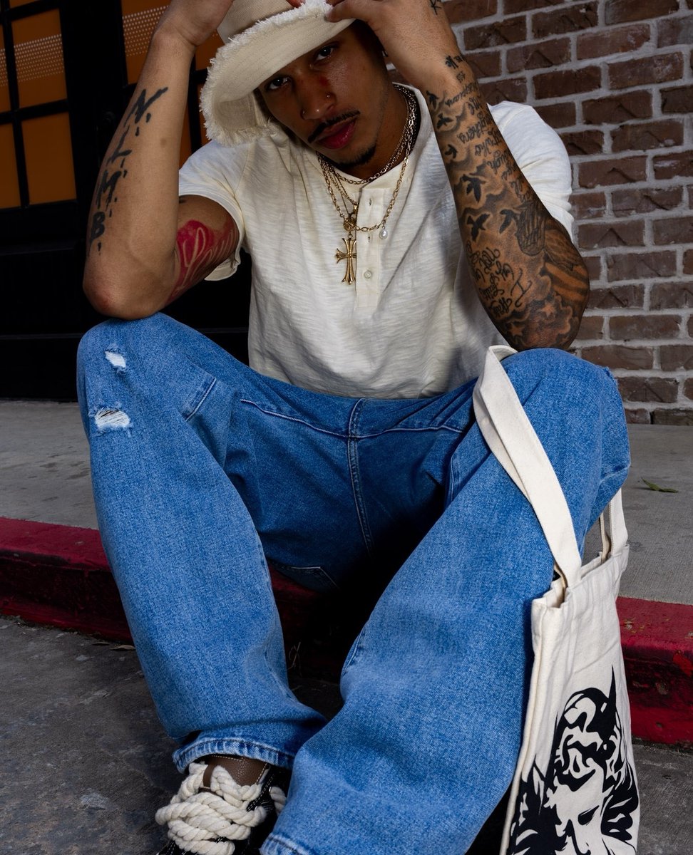 Forever21's tweet photo. denim fit of the day 🔥 @dommd4l
We got #denimforeveryBODY 👖✨ shop now online + at your local Forever 21 store!
#denimfits #mensdenim #denimfitguide https://t.co/92LDGS0ywP