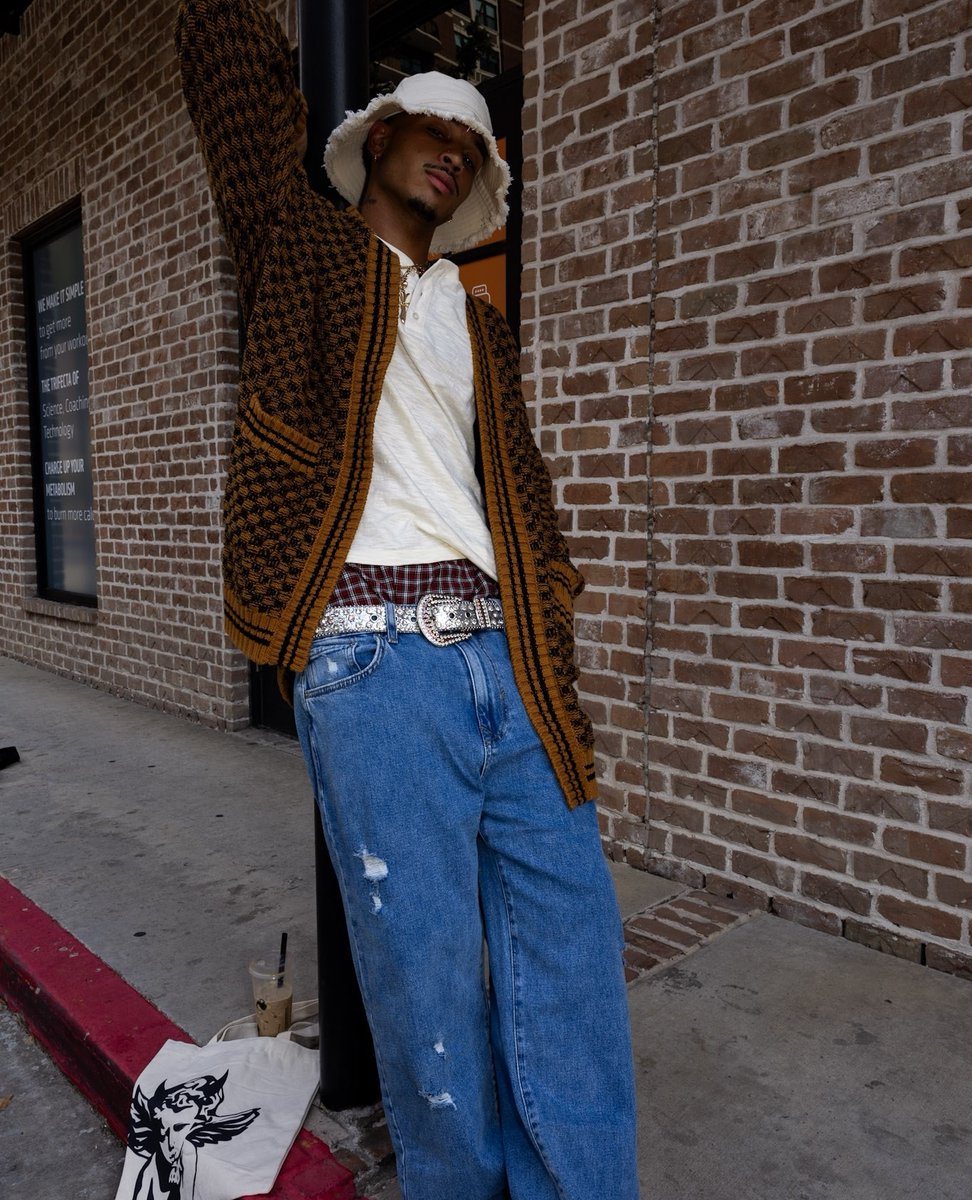 Forever21's tweet photo. denim fit of the day 🔥 @dommd4l
We got #denimforeveryBODY 👖✨ shop now online + at your local Forever 21 store!
#denimfits #mensdenim #denimfitguide https://t.co/92LDGS0ywP