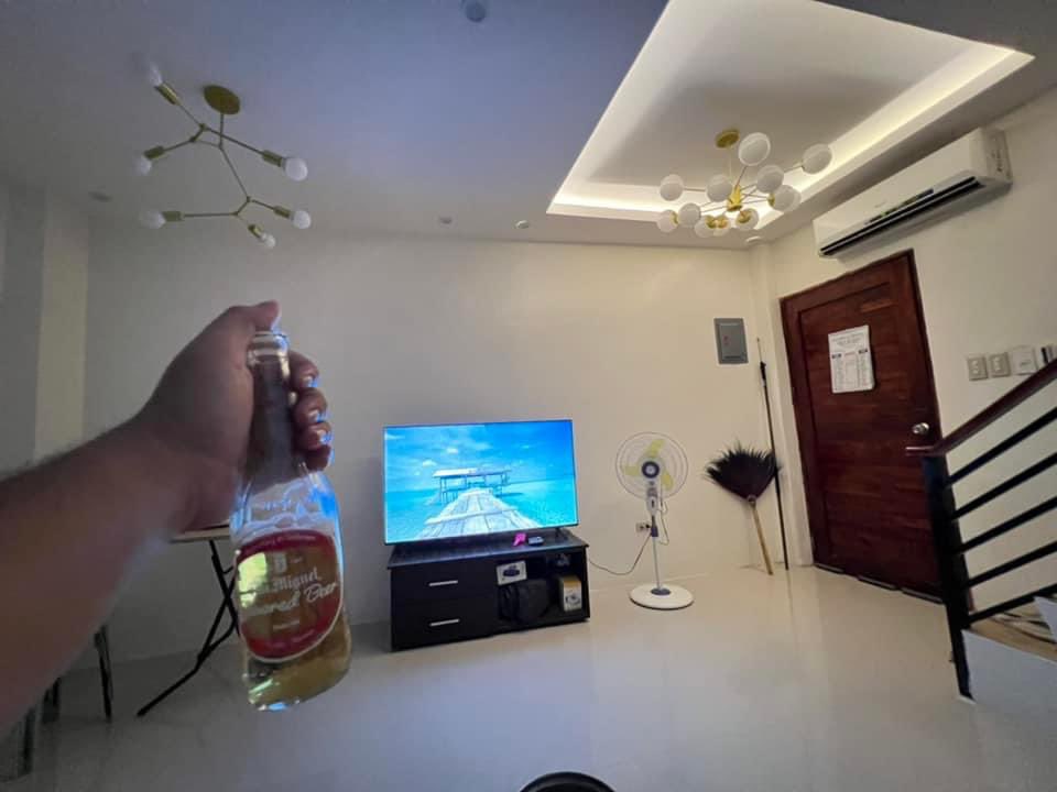 imlolabashang's tweet photo. One day tayo naman ang mag papagawa ng bahay,
bibili din tayo ng sasakyan.

Makakapag patayo din tayo ng bahay na hindi pinapasok ng tubig kapag may bagyo.

Makaka kain din tayo sa mamahaling restaurant na masasarap na pagkain.

Isang araw masasabi mo din ang salitang “Sagot kona” 

Isang araw di kana nila mamaliitin .

Maaring may mga pinapangarap ka ngayon na hindi mo makuha, maaring malayo kapa, pero wag na wag kang susuko ha! Wag na wag kang bibitiw sa pangarap mo. 

Dahil isang araw ikaw naman, sa ngayon sila muna.