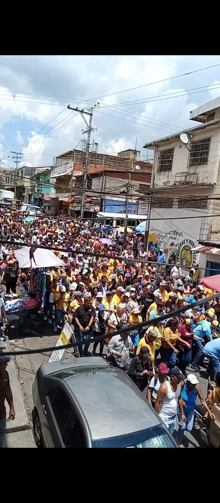 #29Ago Hoy con @hcapriles en un  encuentro con nuestra gente de los Valles del Tuy en el municipio Independencia. Hace un llamado a la unidad, la organización y movilización de todos los que quieren un cambio, a impulsar el cambio con el voto.
#VamosAEcharPaLante
@Pr1meroJusticia