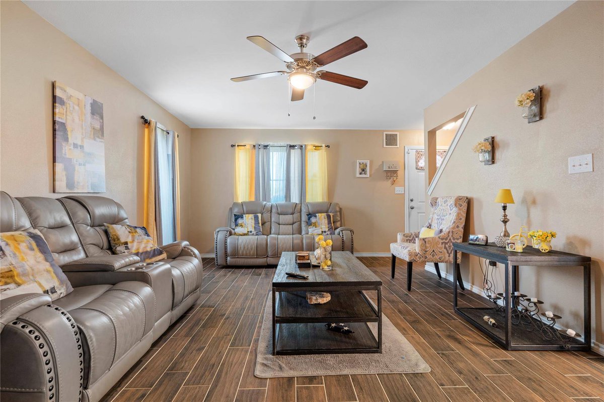 Jake_Enriquez04's tweet photo. 3737 Misty Meadow Drive, Fort Worth, TX 76133 just hit the market!
Take a look at this awesome space: https://t.co/FoDQdmEP2f https://t.co/3f0Deif9Tt