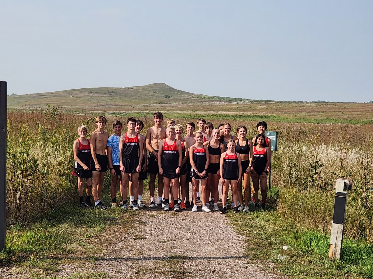 VHStrackfieldcc's tweet photo. Picture day and Spirt Mound run all in one. #gotanagers https://t.co/eb6gKtiSxl