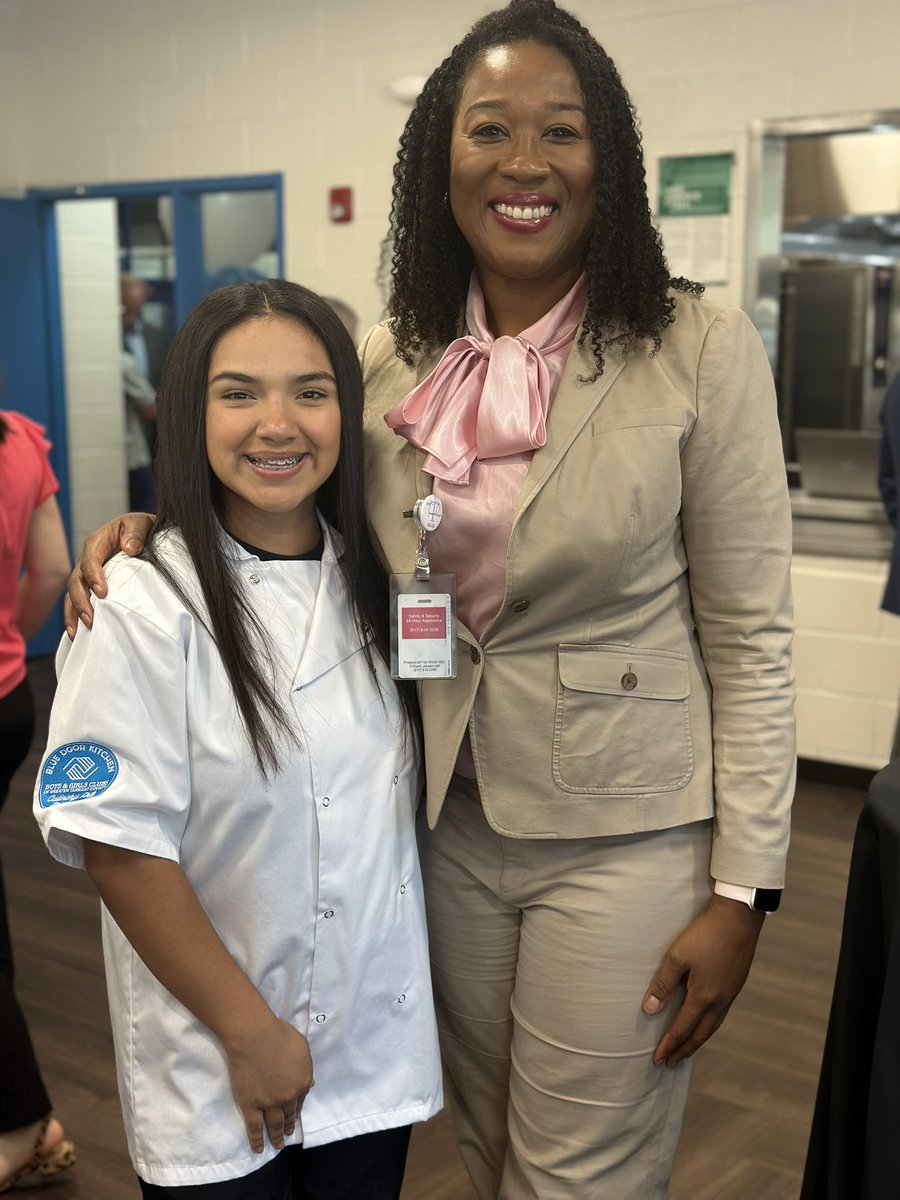 TBrownEducator's tweet photo. Thank you to the Boys &amp; Girls Clubs of Greater Tarrant Co. for providing excellent opportunities to @FortWorthISD students!! Congratulations on your new state-of-the-art kitchen! Team, meet South Hills Senior, Desteny!🤩 Culinary Arts is her jam! @dbarlow @marcushicks2 @amramsey https://t.co/AZbhfUMICl