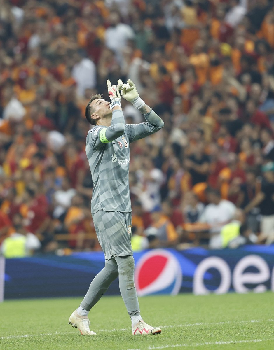 GalatasaraySK's tweet photo. Galatasaray formasıyla 7. kez Şampiyonlar Ligi'nde! ⭐️

𝐅𝐄𝐑𝐍𝐀𝐍𝐃𝐎 𝐌𝐔𝐒𝐋𝐄𝐑𝐀 🧤 https://t.co/ioJfyzx0Vz