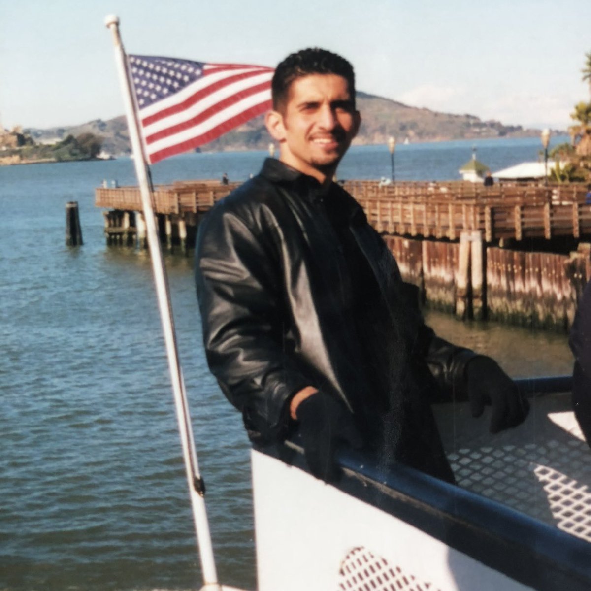 No matter how bad things may be, always focus on your dreams!

This pic was taken in San Fran in 2001.

I’m 22 years old
I’m $49k in debt
My Ford Expedition is getting repo’d 
Personal life’s a mess 
Fake leather jacket 
$5 gloves 

Big ass smile! 

Optimistic about the future.