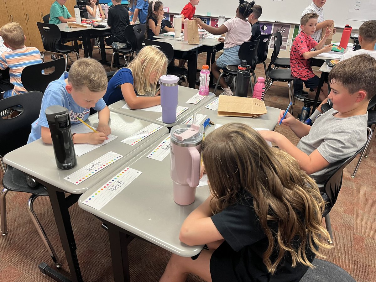 MrsKelliKelsey's tweet photo. Catching up from the 1st day with our photo list. This new group enjoyed the brown bag special featuring Mrs. Kelsey. Their brains were going Day 1 🥰 #mrskclass #1stdayfun @BeckElem https://t.co/HJrt7hKYgE