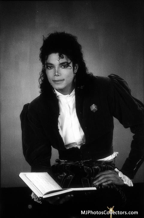 mjsunifc's tweet image. Happy 65th Birthday MJl! No 1 will ever fill ur shoes! The Light U brought N2 this world came from something so deep inside ur soul, that radiates still throughout the entire universe. U made the world a better place w/ ur love & unparalleled talent! I miss U & love U every day!