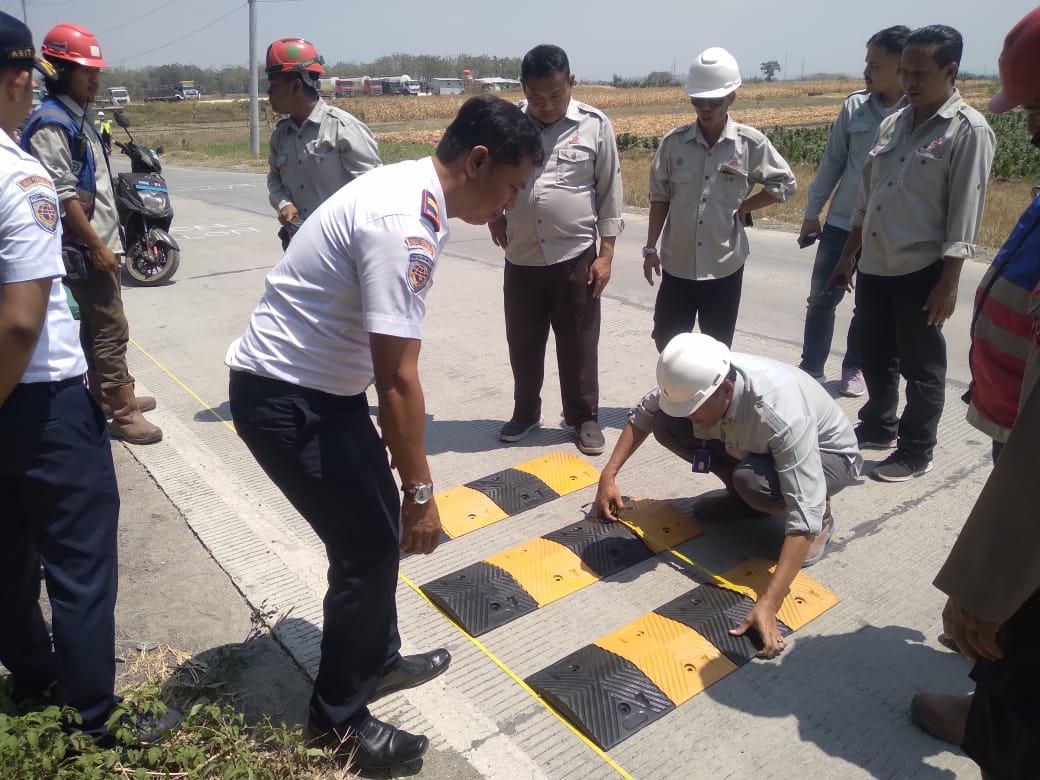 dishubgrobogan's tweet photo. apat Koordinasi dengan Polsek Tanggungharjo dan PT Semen Grobogan terkait keselamatan pengguna Jalan, terkait rencana pemasangan speed bump di depan pintu masuk Gate 1 arah ke utara 25 -30 m²

#prakesdishubgrob
#dishubgrobogan
#keselamatanllaj
#groboganhebat
#grobogan https://t.co/SgvpmOf3W2
