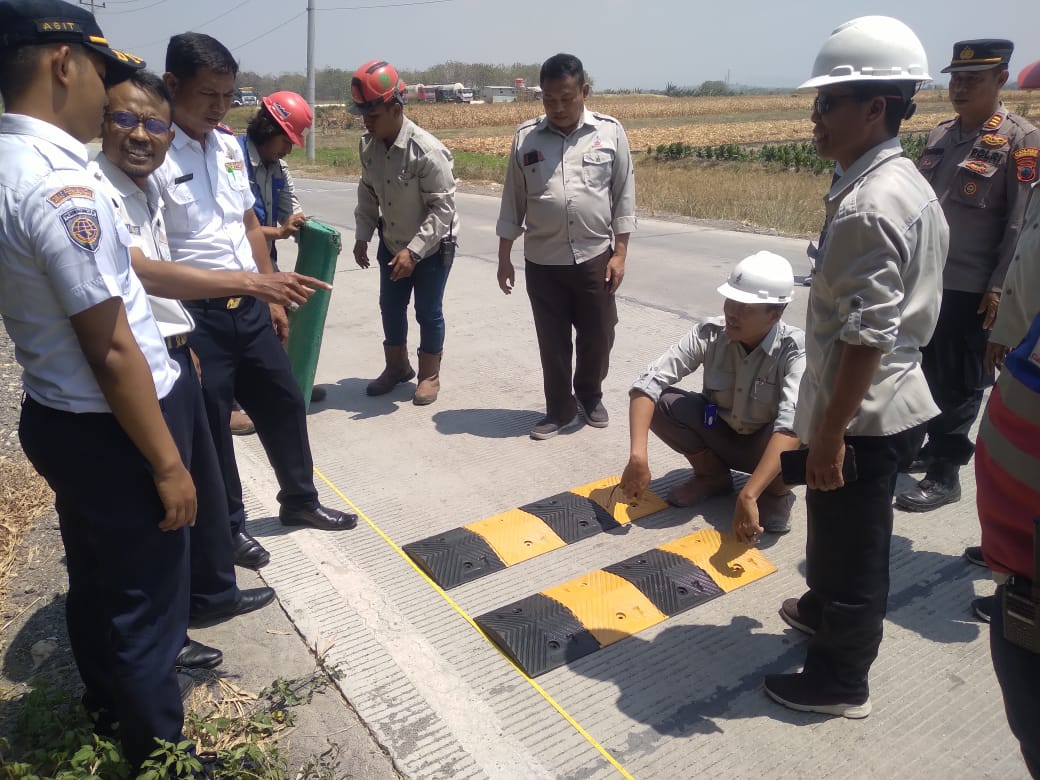 dishubgrobogan's tweet photo. apat Koordinasi dengan Polsek Tanggungharjo dan PT Semen Grobogan terkait keselamatan pengguna Jalan, terkait rencana pemasangan speed bump di depan pintu masuk Gate 1 arah ke utara 25 -30 m²

#prakesdishubgrob
#dishubgrobogan
#keselamatanllaj
#groboganhebat
#grobogan https://t.co/SgvpmOf3W2