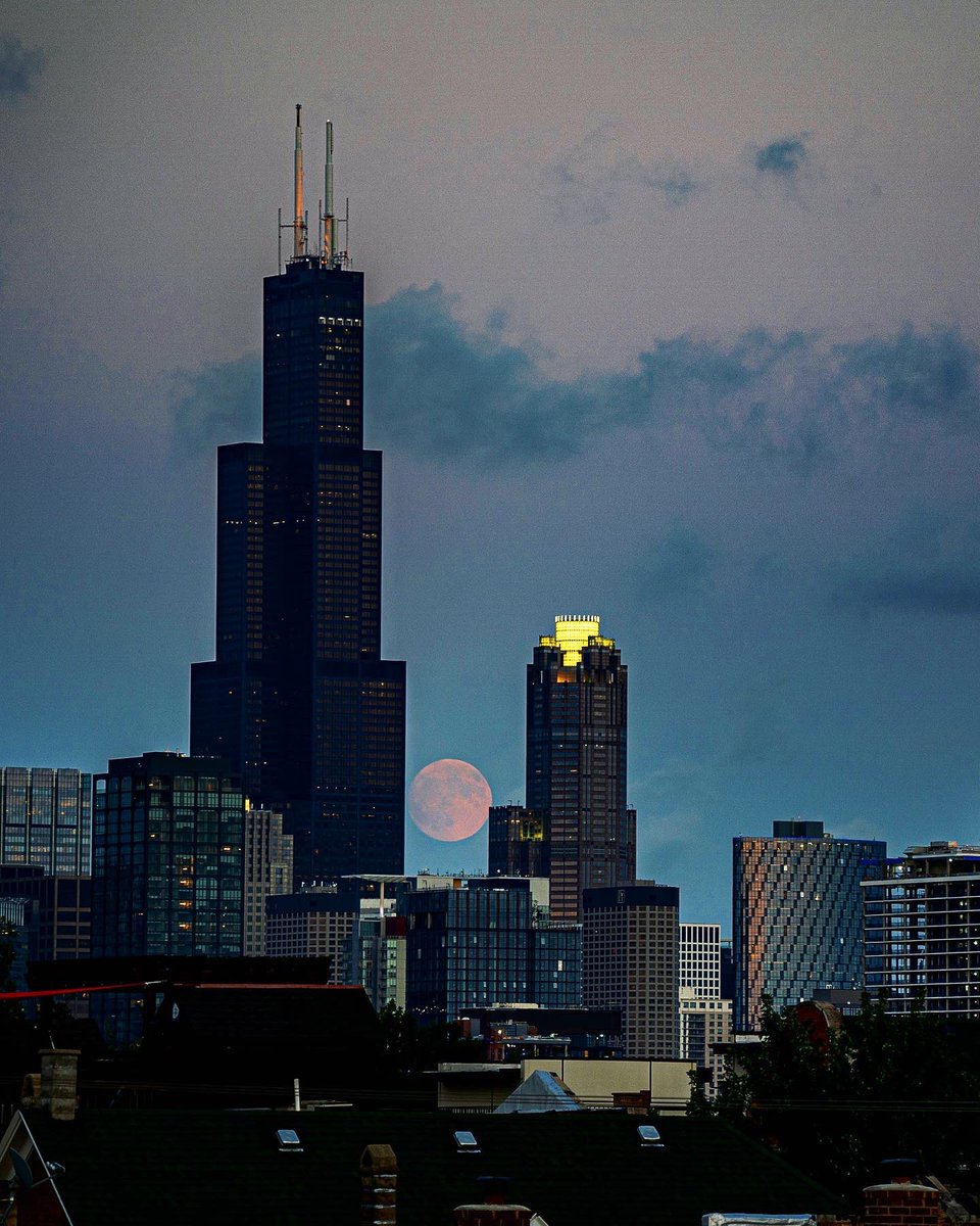 JoshuaMellin's tweet photo. 🌖 Moonhunting #Chicago https://t.co/UTMGc04Wlu https://t.co/r0fHVhkq45